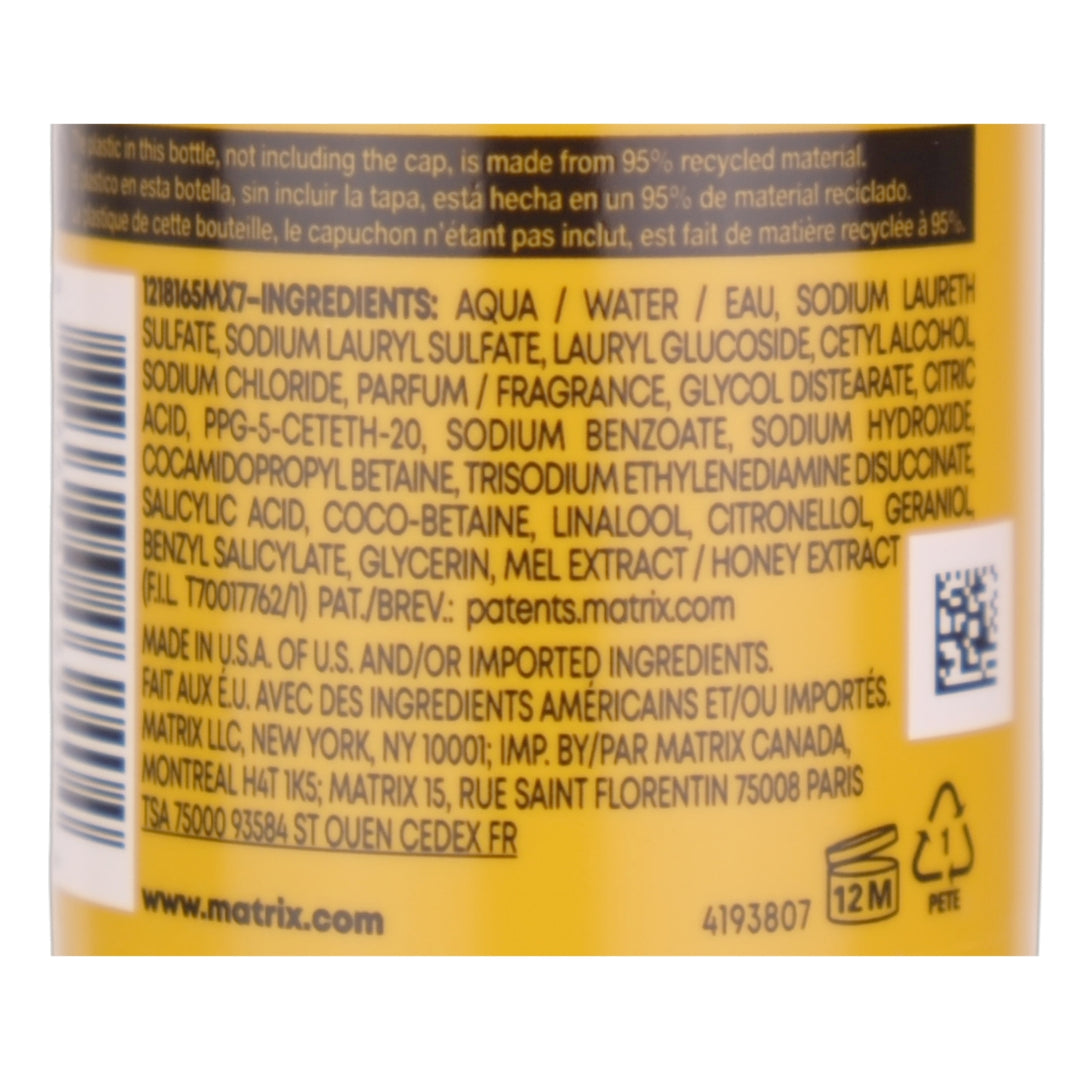 Matrix A Curl Can Dream Shampoo is formulated for curls and coils, infused with Manuka honey extract. This deep cleansing shampoo removes build-up while preserving your pattern, for bouncy, healthy curls that look and feel amazing.