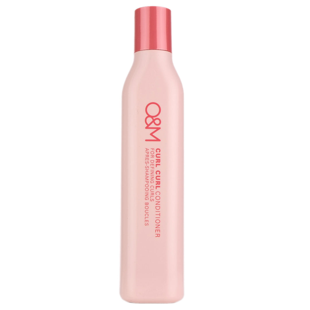 O&M Curl Curl Conditioner is a deeply nourishing conditioner that enhances curl definition while restoring hydration and shine.