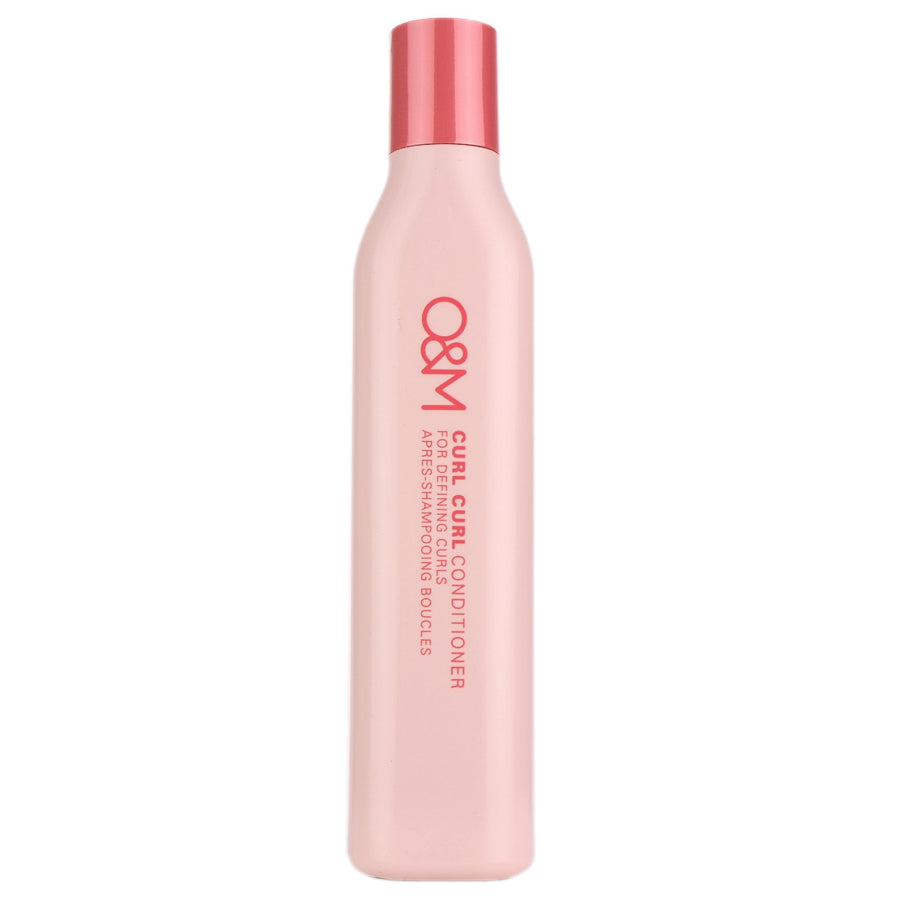 O&M Curl Curl Conditioner is a deeply nourishing conditioner that enhances curl definition while restoring hydration and shine.