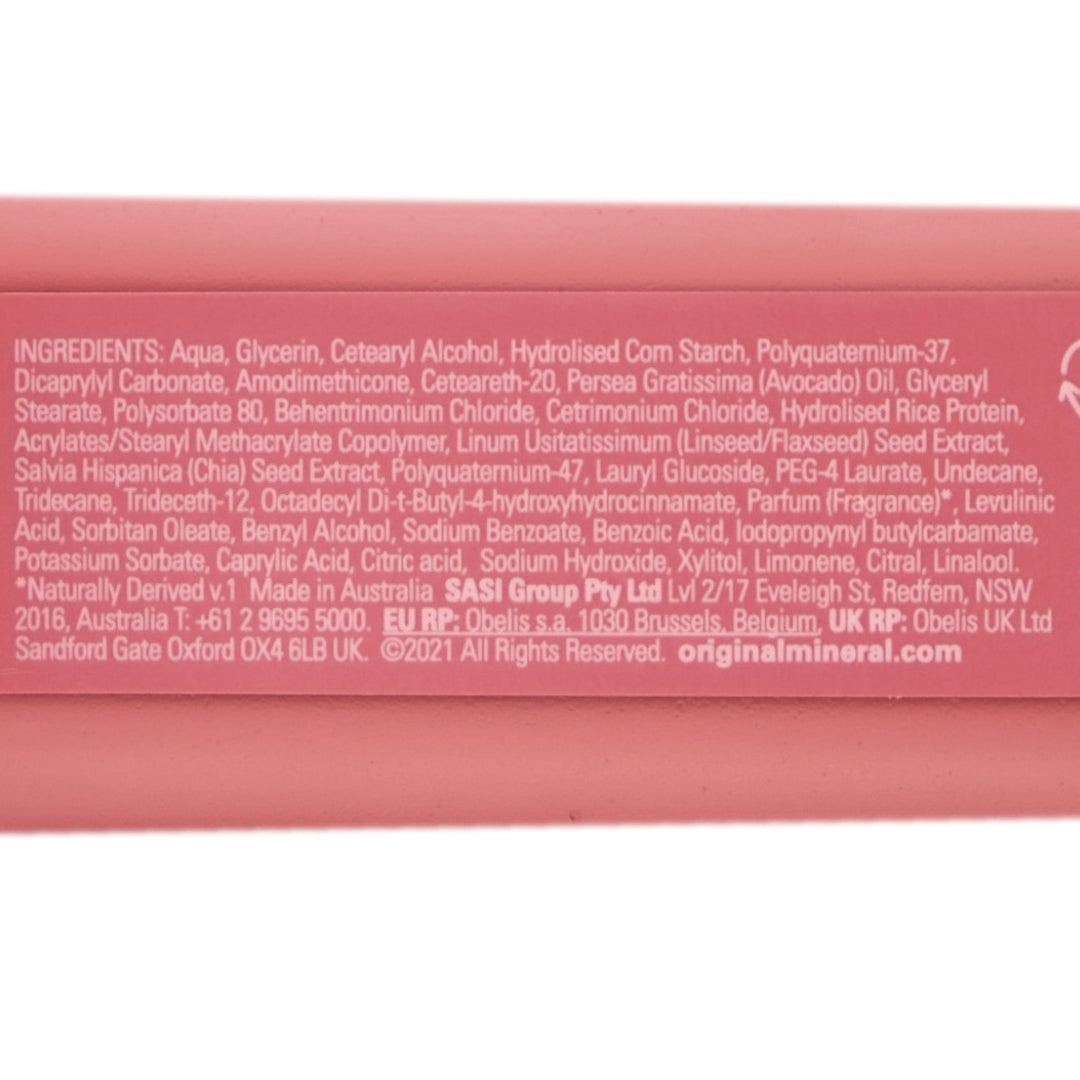 O&M Curl Curl Cream is a multi-benefit styling cream that hydrates, defines and protects curls while minimising frizz.