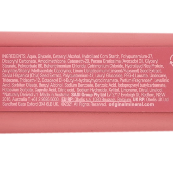 O&M Curl Curl Cream is a multi-benefit styling cream that hydrates, defines and protects curls while minimising frizz.