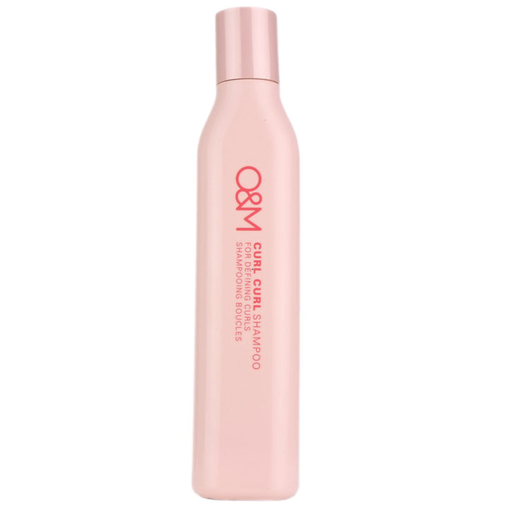 O&M Curl Curl Shampoo is a strengthening and curl-enhancing shampoo that gently cleanses while defining and nourishing curls.