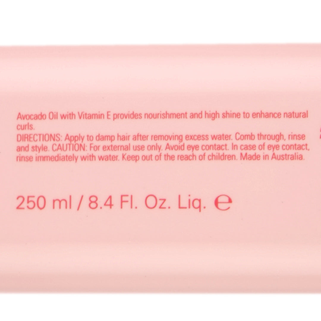 O&M Curl Curl Conditioner is a deeply nourishing conditioner that enhances curl definition while restoring hydration and shine.