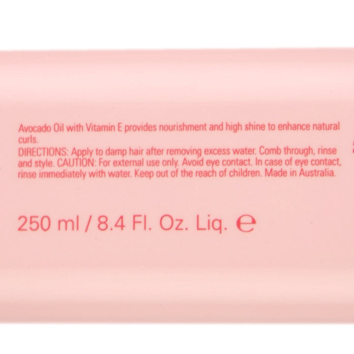 O&M Curl Curl Conditioner is a deeply nourishing conditioner that enhances curl definition while restoring hydration and shine.