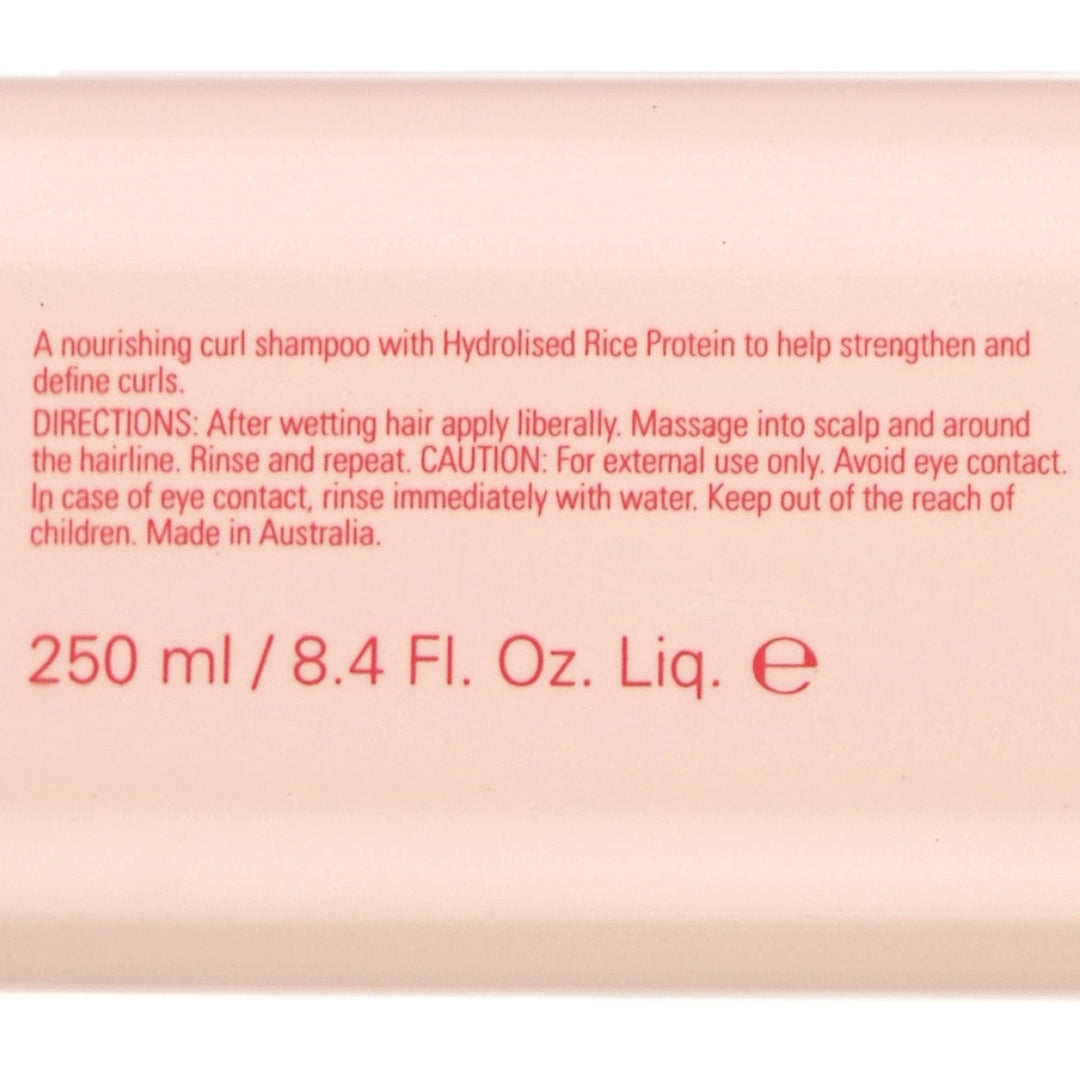 O&M Curl Curl Shampoo is a strengthening and curl-enhancing shampoo that gently cleanses while defining and nourishing curls.