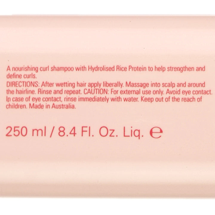 O&M Curl Curl Shampoo is a strengthening and curl-enhancing shampoo that gently cleanses while defining and nourishing curls.
