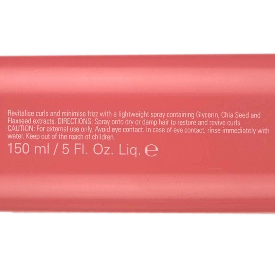 O&M Curl Curl Spray is a lightweight curl-reactivation spray that revives and hydrates curls between washes.