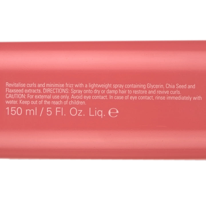 O&M Curl Curl Spray is a lightweight curl-reactivation spray that revives and hydrates curls between washes.
