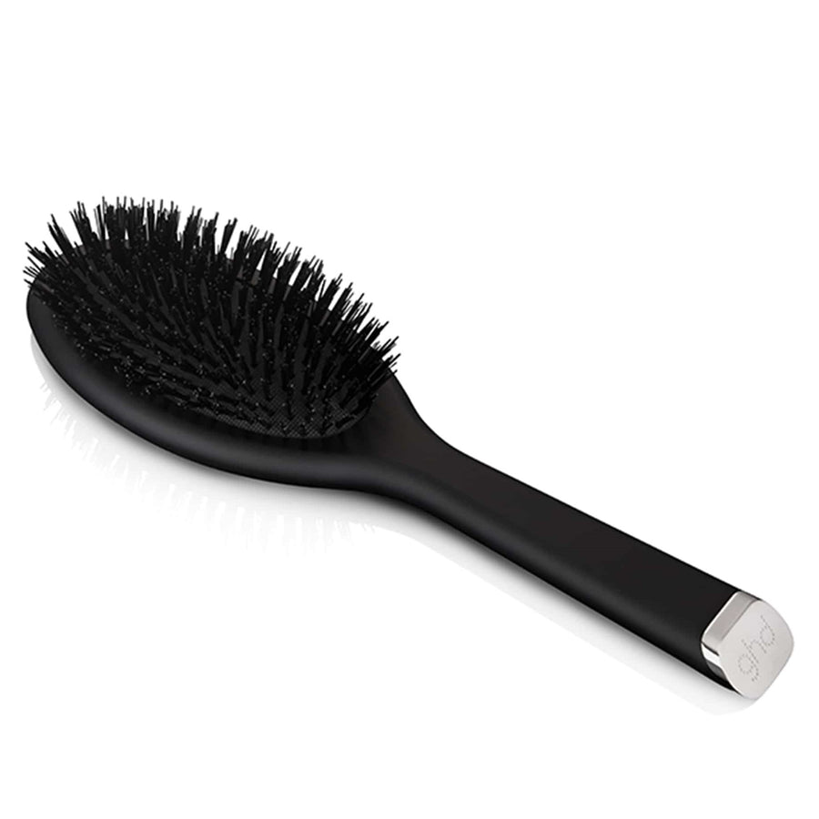 ghd oval dressing brush, is a professional brush that grooms hair at the scalp whilst creating luxurious dressed out styles, for an ultra-glam finish.